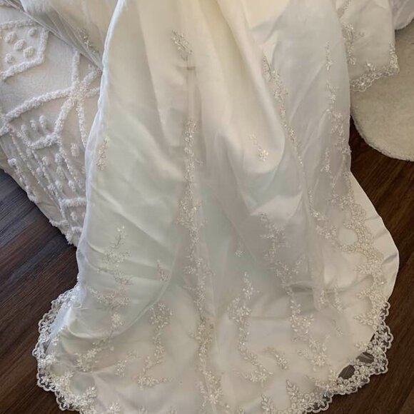 Alfred Angelo ivory halter neck, figure-flattering for curvy bride. Size 20W - Picture 5 of 11